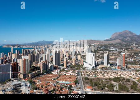 Photo drone aérienne de la belle ville de Benidorm en Espagne en été montrant des hôtels d'appartements de grande hauteur et la route principale menant à la Banque D'Images