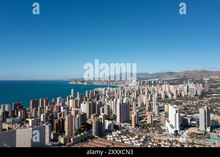 Photo drone aérienne de la belle ville de Benidorm en Espagne en été montrant des hôtels d'appartements de grande hauteur et la route principale menant à la Banque D'Images