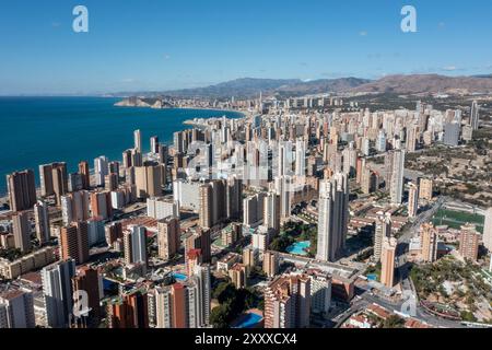 Photo drone aérienne de la belle ville de Benidorm en Espagne en été montrant des hôtels d'appartements de grande hauteur et la route principale menant à la Banque D'Images