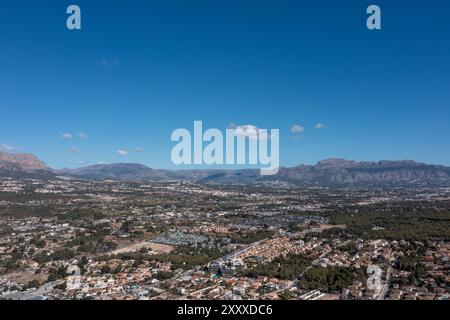 Photo drone aérienne de la belle ville de Benidorm en Espagne en été montrant la partie intérieure de la ville avec les montagnes dans le backgro Banque D'Images