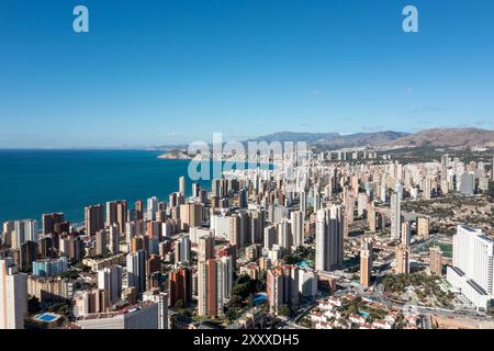 Photo drone aérienne de la belle ville de Benidorm en Espagne en été montrant des hôtels d'appartements de grande hauteur et la route principale menant à la Banque D'Images