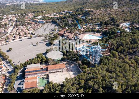 Photo drone aérienne de la belle ville de Benidorm en Espagne en été montrant un grand parc aquatique avec toboggans et parking Banque D'Images