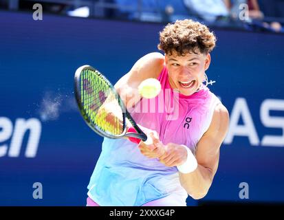 26 août 2024 - Flushing Meadows, US Open : numéro 13 Seed, Ben Shelton des États-Unis en action contre Dominic Thiem d'Autriche lors de leur premier match de ronde le premier jour de l'US Open. Shelton a gagné en sets consécutifs crédit : Adam Stoltman/Alamy Live News Banque D'Images