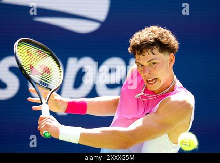 26 août 2024 - Flushing Meadows, US Open : numéro 13 Seed, Ben Shelton des États-Unis en action contre Dominic Thiem d'Autriche lors de leur premier match de ronde le premier jour de l'US Open. Shelton a gagné en sets consécutifs crédit : Adam Stoltman/Alamy Live News Banque D'Images