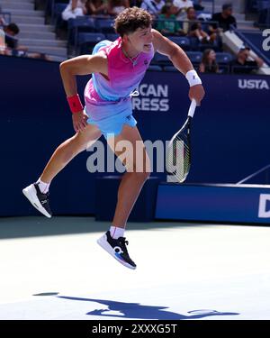 26 août 2024 - Flushing Meadows, US Open : numéro 13 Seed, Ben Shelton des États-Unis en action contre Dominic Thiem d'Autriche lors de leur premier match de ronde le premier jour de l'US Open. Shelton a gagné en sets consécutifs crédit : Adam Stoltman/Alamy Live News Banque D'Images