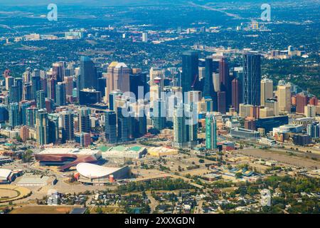 CALGARY, CANADA - AOÛT 26, 2023 : vue aérienne du centre-ville de Calgary en été montrant les monuments de la ville, y compris Calgary Tower, Saddledome et Newl Banque D'Images