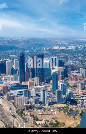 Vue aérienne du centre-ville de Calgary en été prise depuis un avion montrant des bâtiments emblématiques. Banque D'Images