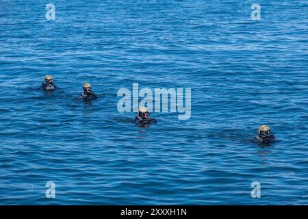 Océan Pacifique, États-Unis. 24 juin 2024. U. Les S Navy SEALs mènent des opérations militaires de plongée et se préparent à monter à bord du sous-marin d'attaque rapide USS Greeneville de classe Los Angeles lors de la formation sur l'interopérabilité de la flotte, le 24 juin 2024, dans l'océan Pacifique oriental. Crédit : MC1 Alex Perlman/US Navy photo/Alamy Live News Banque D'Images