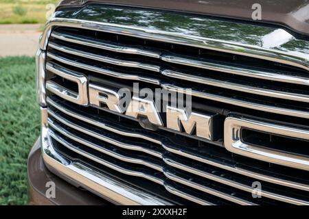 Loveland, CO, États-Unis - 25 août 2023 : calandre du camion Ram Rebel avec pare-chocs avant Mopar. Banque D'Images