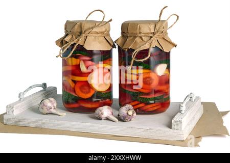 légumes de saison fermentés marinés dans des bocaux en verre sur plateau en bois isolé sur fond blanc Banque D'Images