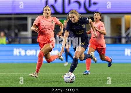 Seattle, Washington, États-Unis. 25 août 2024. Le joueur de Reign, VERNICA LATSKO #24 prend la balle sur le terrain avec la pression derrière les joueurs de Carolina courage ASHLEY SANCHEZ #2 et NARUMI Miura #6, dans la 2ème moitié du match Reign vs Carolina courage, avec un score de fin de match de 1-0 sur 8-25-24. (Crédit image : © Melissa Levin/ZUMA Press Wire) USAGE ÉDITORIAL SEULEMENT! Non destiné à UN USAGE commercial ! Banque D'Images