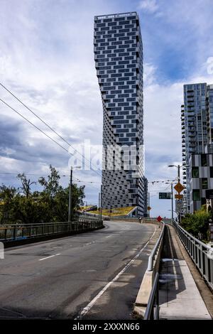 Vancouver, Canada. 26 août, 2024 photo : la Vancouver House est un gratte-ciel résidentiel néo-futuriste conçu par l'architecte danois Bjarke Ingels A. Banque D'Images