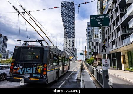 Vancouver, Canada. 26 août, 2024 photo : la Vancouver House est un gratte-ciel résidentiel néo-futuriste conçu par l'architecte danois Bjarke Ingels A. Banque D'Images