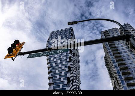 Vancouver, Canada. 26 août, 2024 photo : la Vancouver House est un gratte-ciel résidentiel néo-futuriste conçu par l'architecte danois Bjarke Ingels A. Banque D'Images