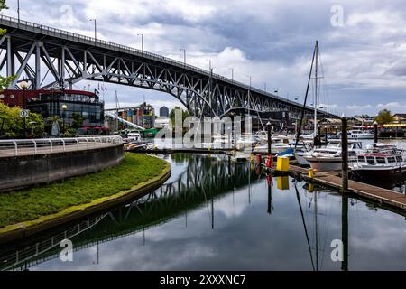 Vancouver, Canada. 26 août 2024 photo : le quai de la rue Hornby donne sur Granville Island, avec le pont de la rue Granville traversant faux Banque D'Images