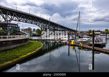 Vancouver, Canada. 26 août 2024 photo : le quai de la rue Hornby donne sur Granville Island, avec le pont de la rue Granville traversant faux Banque D'Images