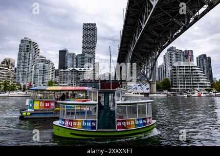 Vancouver, Canada. 26 août 2024 photo : Granville Island regarde vers le centre-ville de Vancouver, avec le pont de la rue Granville traversant False Cree Banque D'Images