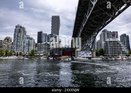 Vancouver, Canada. 26 août 2024 photo : Granville Island regarde vers le centre-ville de Vancouver, avec le pont de la rue Granville traversant False Cree Banque D'Images