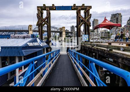 Vancouver, Canada. 26 août 2024 photo : Granville Island regarde vers le centre-ville de Vancouver, avec le pont de la rue Burrard traversant False Creek Banque D'Images