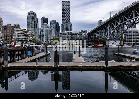 Vancouver, Canada. 26 août 2024 photo : Granville Island regarde vers le centre-ville de Vancouver, avec le pont de la rue Granville traversant False Cree Banque D'Images