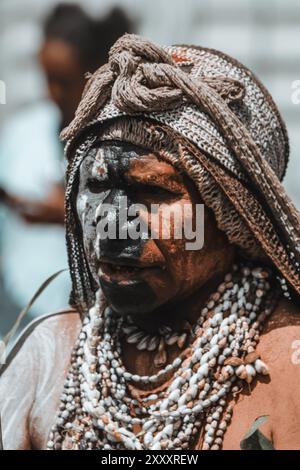 Une femme des Highlands en Papouasie-Nouvelle-Guinée, ornée d'une tenue traditionnelle vibrante, mettant en valeur les couleurs riches et le patrimoine culturel de sa région. Banque D'Images