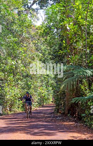 Vélo dans le parc provincial Blue River, Nouvelle-Calédonie Banque D'Images