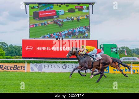 Impression de la course hippique 'Henkel Preis der Diana' de 2024 à Düsseldorf, la deuxième course hippique la plus riche d'Allemagne après 'Deutsches Derby' à Hambourg Banque D'Images