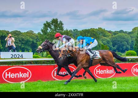 Impression de la course hippique 'Henkel Preis der Diana' de 2024 à Düsseldorf, la deuxième course hippique la plus riche d'Allemagne après 'Deutsches Derby' à Hambourg Banque D'Images