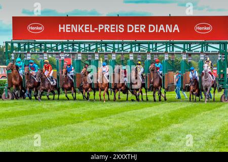 Impression de la course hippique 'Henkel Preis der Diana' de 2024 à Düsseldorf, la deuxième course hippique la plus riche d'Allemagne après 'Deutsches Derby' à Hambourg Banque D'Images