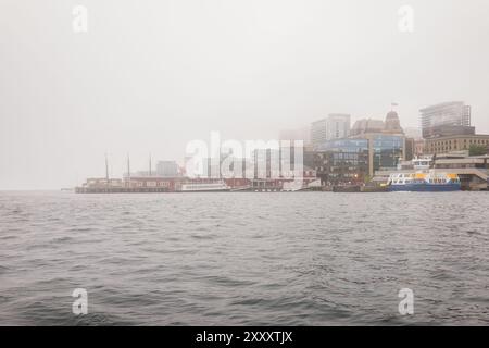 Halifax, N.-É., Canada - 23 juin 2024 : front de mer enveloppé dans le brouillard avec copie-espace Banque D'Images