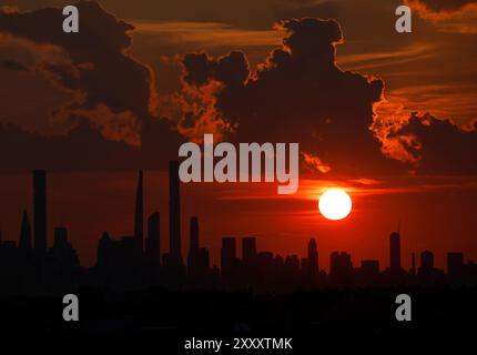 Flushing Meadow, États-Unis. 26 août 2024. Le soleil se couche derrière le Manhattan Skyline au sommet du stade Arthur Ashe lors de la première manche des US Open Tennis Championships 2024 au USTA Billie Jean King National Tennis Center le lundi 26 août 2024 à New York. Photo de John Angelillo/UPI crédit : UPI/Alamy Live News Banque D'Images