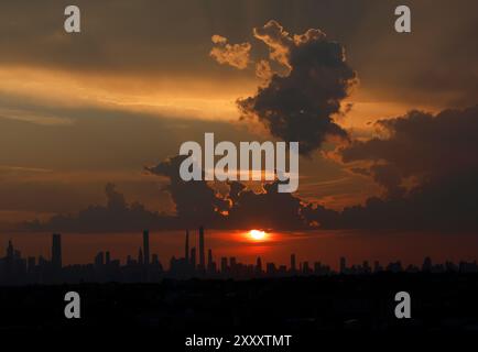 Flushing Meadow, États-Unis. 26 août 2024. Le soleil se couche derrière le Manhattan Skyline au sommet du stade Arthur Ashe lors de la première manche des US Open Tennis Championships 2024 au USTA Billie Jean King National Tennis Center le lundi 26 août 2024 à New York. Photo de John Angelillo/UPI crédit : UPI/Alamy Live News Banque D'Images