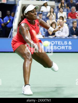 Flushing Meadow, États-Unis. 26 août 2024. Sloane Stephens rend une balle à Clara. Burel of France au stade Arthur Ashe lors de la première manche des US Open Tennis Championships 2024 au USTA Billie Jean King National Tennis Center le lundi 26 août 2024 à New York. Photo de John Angelillo/UPI crédit : UPI/Alamy Live News Banque D'Images