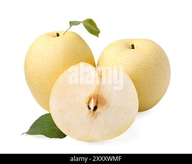 Poires pommes fraîches et feuilles vertes isolées sur blanc Banque D'Images