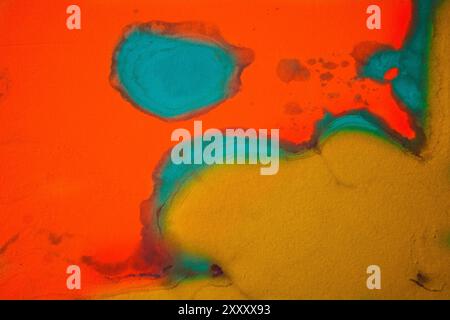 Fond abstrait en orange néon, aqua et aquarelle jaune moutarde. Banque D'Images