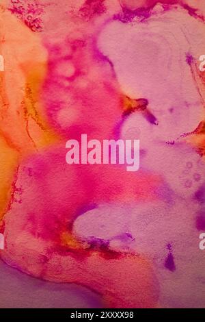 Taches d'aquarelle psychédélique sur le mur dans les tons de rose et d'orange. Banque D'Images