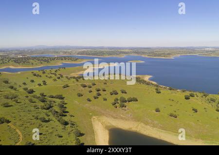 Barrage lac réservoir drone vue aérienne du paysage d'oliviers Barragem do Caia Dam en Alentejo, Portugal, Europe Banque D'Images