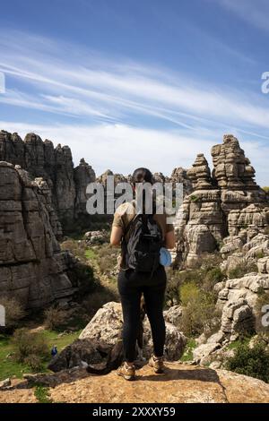 Femme regardant des formations rocheuses calcaires dans la réserve naturelle El Torcal de Antequera, en Espagne Banque D'Images