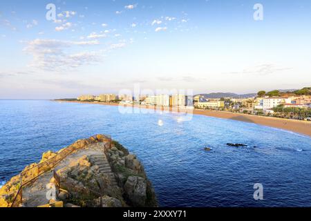 La ville de Blanes et de la plage de Sa Palomera rock à matin en Espagne Banque D'Images