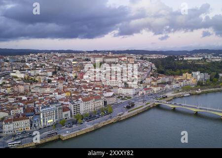 Coimbra drone vue aérienne de la ville au coucher du soleil avec la rivière Mondego et de beaux bâtiments historiques, au Portugal Banque D'Images