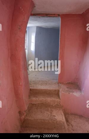 Argueda grottes abandonnées salon intérieur avec porte, en Espagne Banque D'Images