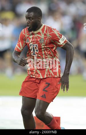 Match de football, Dayot UPAMECANO FC Bayern Munich échauffement devant le match, stade de football Donaustadion, Ulm, Allemagne, Europe Banque D'Images