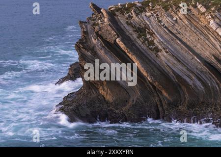 Falaises magnifiques détails rocheux dans l'île de Baleal avec l'océan atlantique s'écrasant des vagues à Peniche, Portugal, Europe Banque D'Images