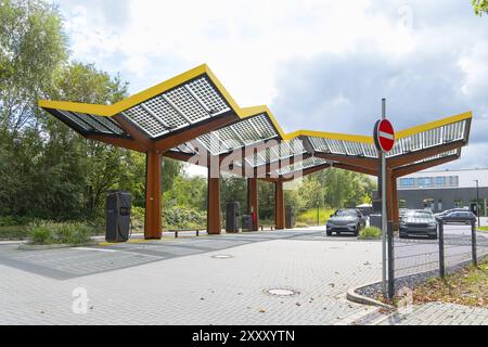 Borne de recharge rapide avec points de recharge de 300KW dans la région de la Ruhr près de Bochum, Allemagne, Europe Banque D'Images