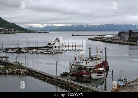 Port à Tromso et montagnes sur fond dans un jour nuageux, Norvège, Europe Banque D'Images