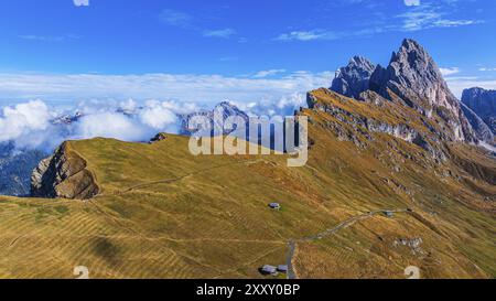 Les pics SAS Rigais et Furchetta du Groupe Odle, tir par drone, Val Gardena, Dolomites, Province autonome de Bolzano, Tyrol du Sud, Italie, Europe Banque D'Images