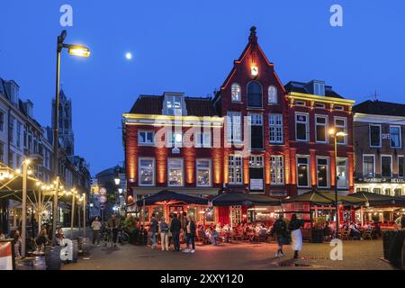 Vie nocturne sur la place de Neude en arrière-plan le clocher de la cathédrale dans le centre historique d'Utrecht, pays-Bas Banque D'Images