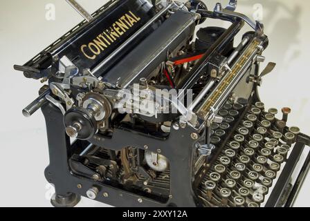 Ancienne machine à écrire mécanique, marque Continental, randonneur-Werke à Siegmar-Schoenau, avec silencieux, années 1930, Hambourg, Hambourg, République fédérale d'Allemagne Banque D'Images