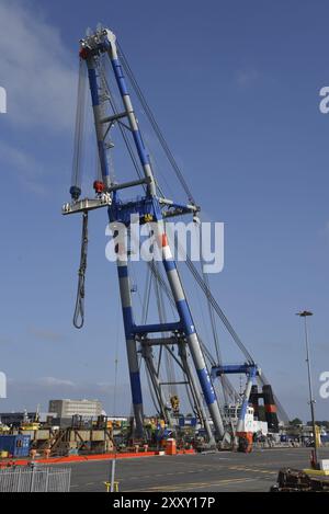 Den Helder, pays-Bas. 10 juin 2023. Une lourde grue flottante dans le port industriel de Den Helder Banque D'Images