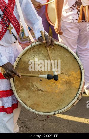 Joueur de batterie lors d'un festival religieux de la culture afro-brésilienne dans les rues du Brésil, Belo Horizonte, Minas Gerais, Brésil, Amérique du Sud Banque D'Images